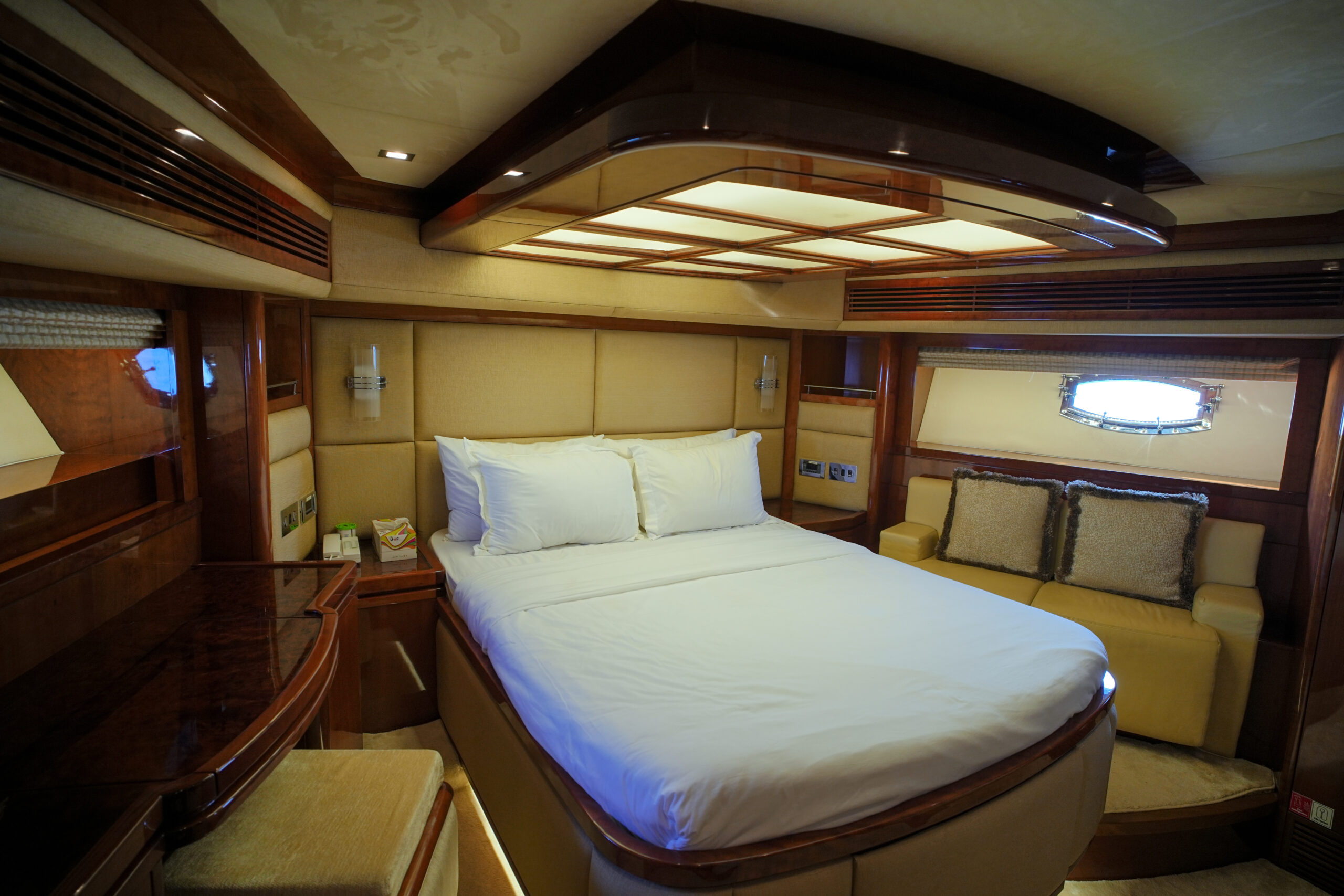 88ft Majesty - Marina Yachts Dubai (23)